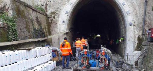 The tunnel was sealed with a curtain injection using the elastomeric hydro-structural resin MC-Injekt GL-95 TR.