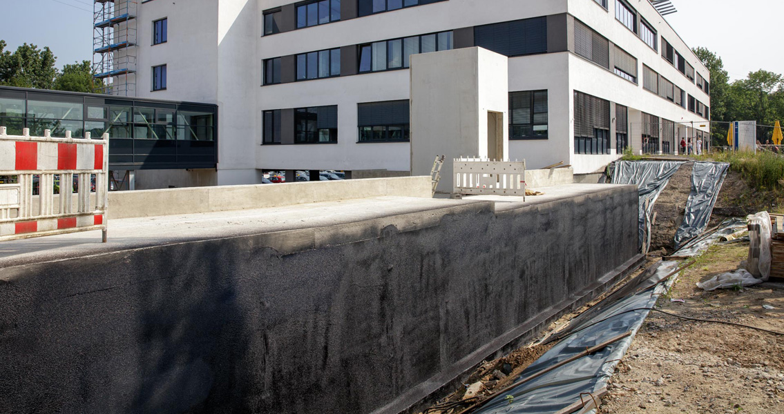 Despite the exceptionally high summer temperatures prevailing, the single-component thick bituminous coating Nafuflex Easy Tech 1 made execution of the waterproofing work relatively simple