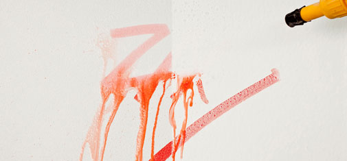 MC-Color LE (right) compared to a conventional acrylic dispersion coating after the washing of a fresh graffiti tag with water. Pigmented high-performance coating MC-Color LE achieves top marks in terms of not just cleanability and ink and stain protection, but also fire resistance and durability.