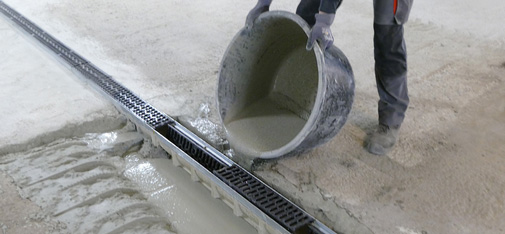 Repair of a drainage channel in an underground car park using Emcekrete 50 A. The new, slow-hardening grouting concrete from MC-Bauchemie can be used both for large-volume applications with layer thicknesses up to 320 mm and as a repair mortar according to German code RL-SIB.